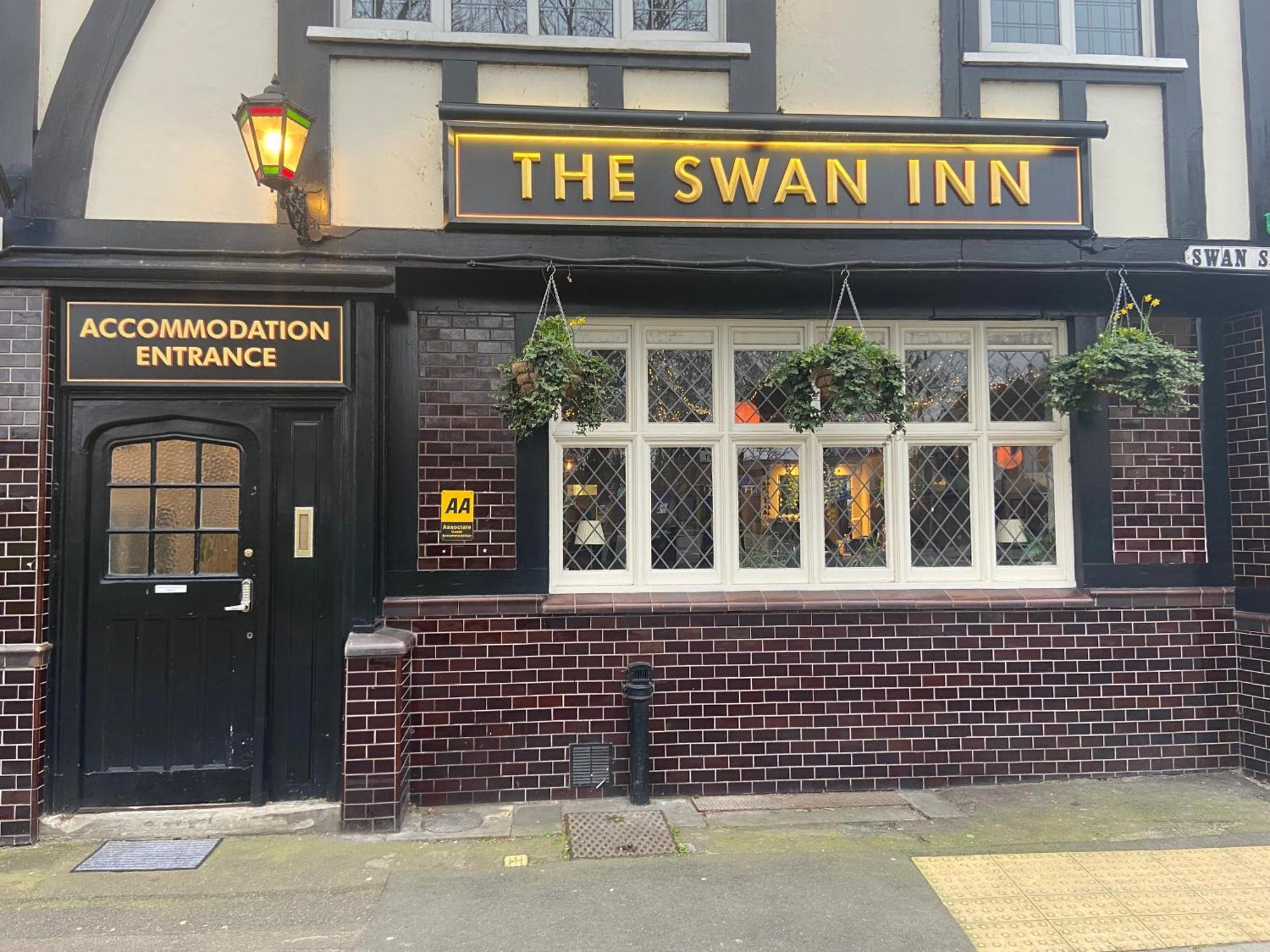The Swan Inn Pub Айсълуърт Екстериор снимка